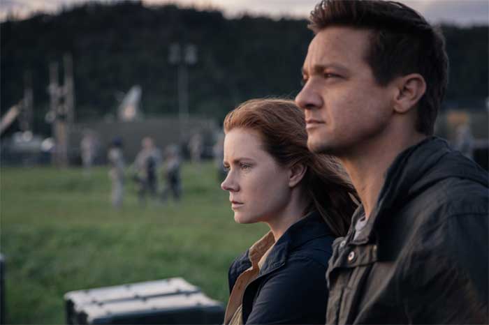 Amy Adams and Jeremy Renner in Arrival