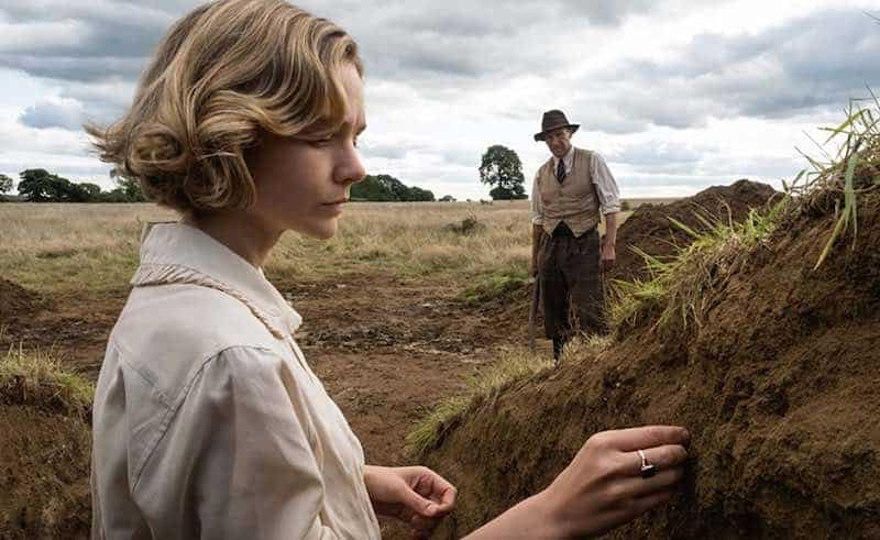Ralph Fiennes and Carey Mulligan in The Dig