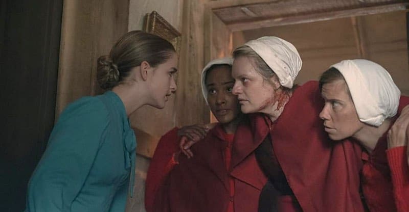 Elisabeth Moss and Mckenna Grace in The Handmaid's Tale
