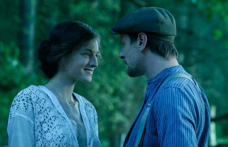 Emma Corrin and Jack O'Connell in Lady Chatterley's Lover